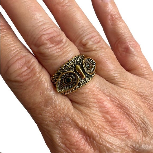 Gold Owl Face Ring with Green Jeweled Eyes - Picture 5 of 8